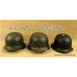 Lot consisting of a German M42 combat helmet with  chickenwire foliage net, original liner, in fair 