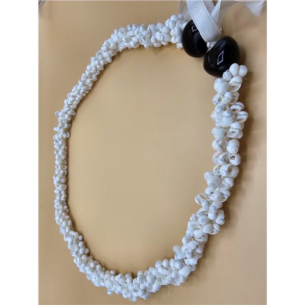 Hawaiian Mongo Shell Lei w/ Black Kukui Nuts & Tie Close