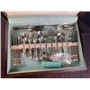 Image 5 : Rogers & Bro Silverplate Flatware Set with Case
