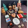 Image 2 : Lot: Buddha, Hindu Deities, Stones, Cards, Boxes