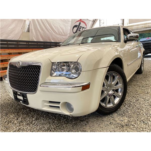 PARKSVILLE - 2010 CHRYSLER 300 WHITE 113511 KMS - 232835-2