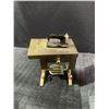 Image 12 : Singer No. 20 Child’s Sewing Machine with Original Box and Accessories