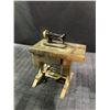 Image 13 : Singer No. 20 Child’s Sewing Machine with Original Box and Accessories