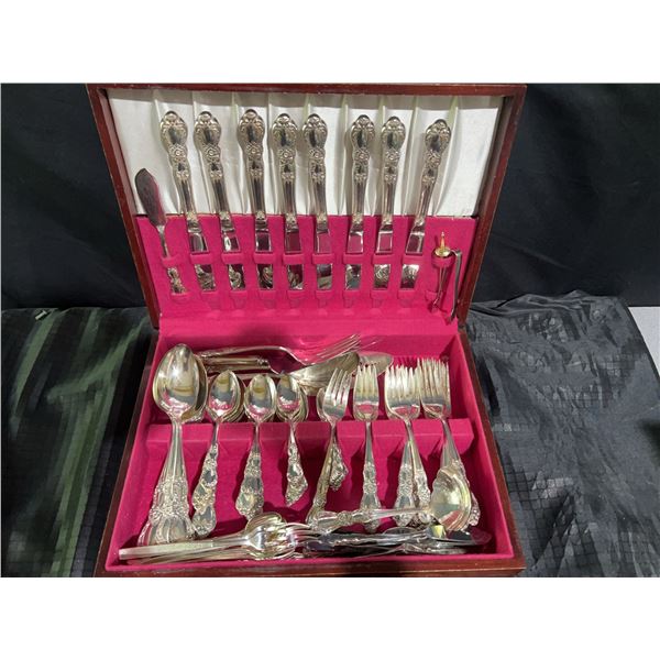 1847 Rogers Bros. Heritage Silverplate Flatware Set in Box