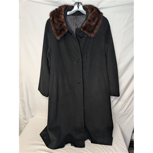 Fur collar black coat (wool?) Vintage with pockets