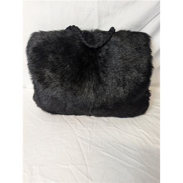 Muff purse black with small zipper pocket