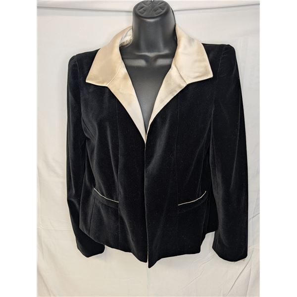 Chanel velvet jacket with white collar and cuffs (detachable)