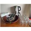 Image 1 : Household Lot with Glasses, Bowls, Picture Frames, Toaster, Kettles