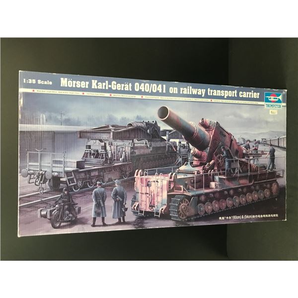 1:35 SCALE MORSER KARL-GERAT 040/041 ON RAILWAY TRANSPORT CARRIER MODEL KIT IN ORIGINAL PACKAGING