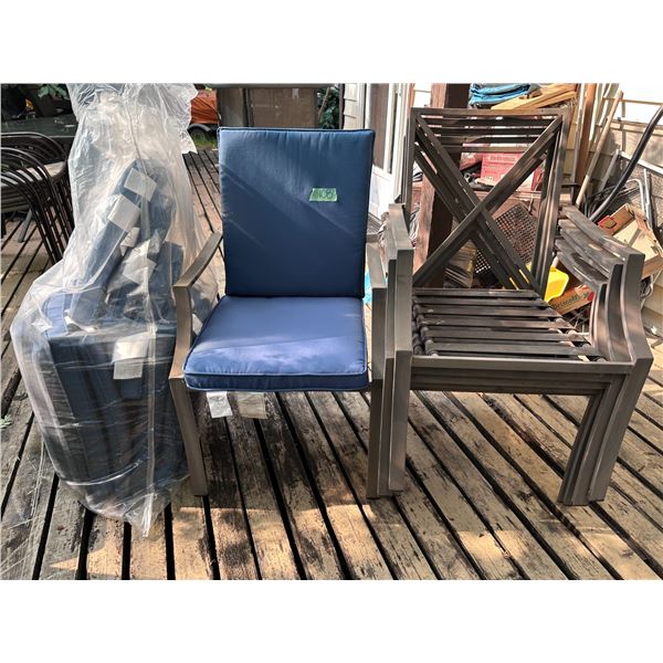 4 outdoor chairs and cushions