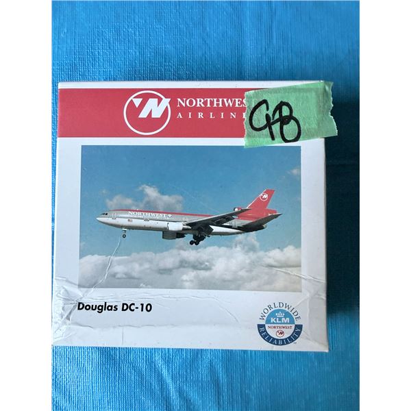 NORTHWEST AIRLINES DOUGLAS DC-10 DIECAST MODEL AIRPLANE