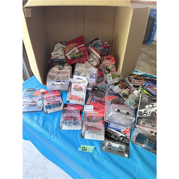 MIXED LOT OF ASSORTED DIECAST MODEL CARS IN PACKAGES