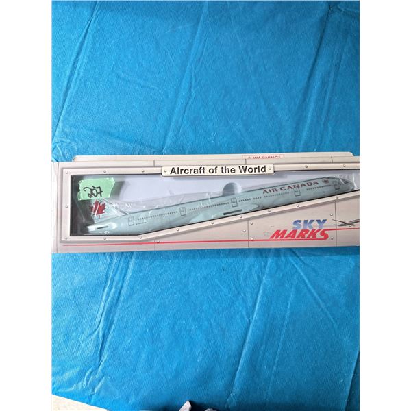 SKY MARKS AIR CANADA AIRCRAFT OF THE WORLD 1:200 SCALE DIECAST MODEL AIRPLANE
