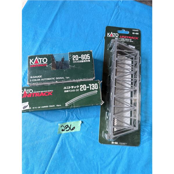 MIXED LOT KATO UNITRACK N-GAUGE TRACK AND SIGNAL ACCESSORIES