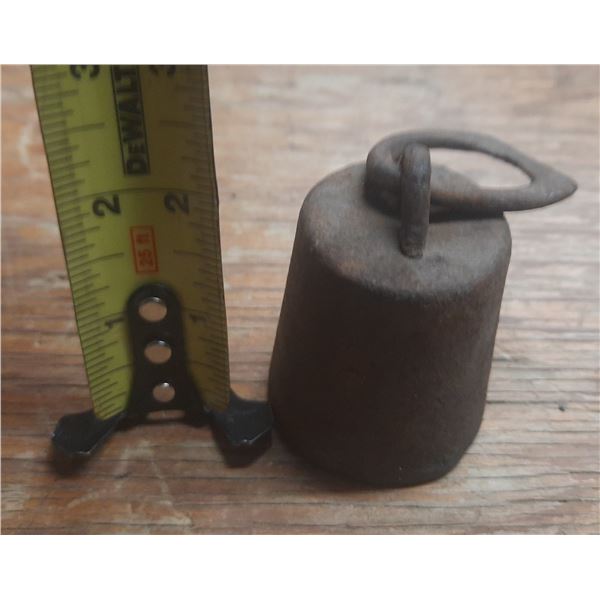 Vintage cast iron scale weight.