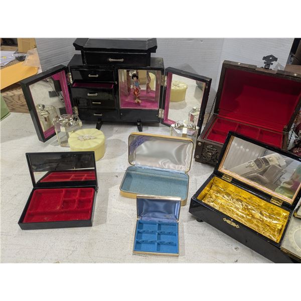 Various jewellery boxes