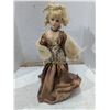 Image 2 : 2 vintage dolls with stands