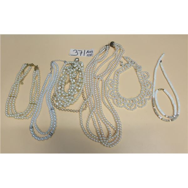 Lot of Fashion Pearl Necklace