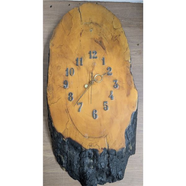 Battery powered clock, works
