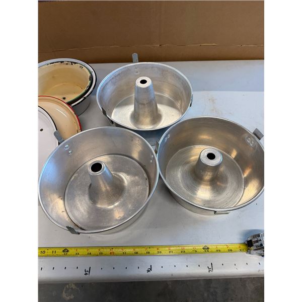 Vintage Cookwear & Enamel Pots