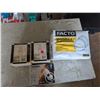 Image 1 : 3 light fixtures, new in packaging, with light bulbs