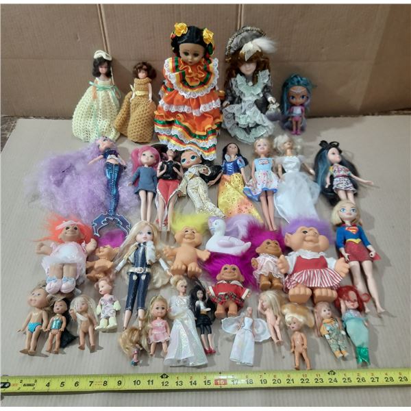 Lot of assorted dolls.