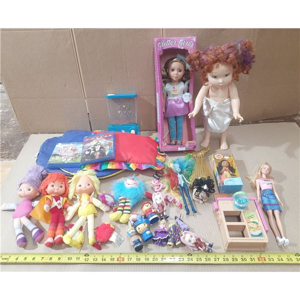 Lot of assorted dolls.