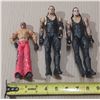 Image 1 : WWE action figures.