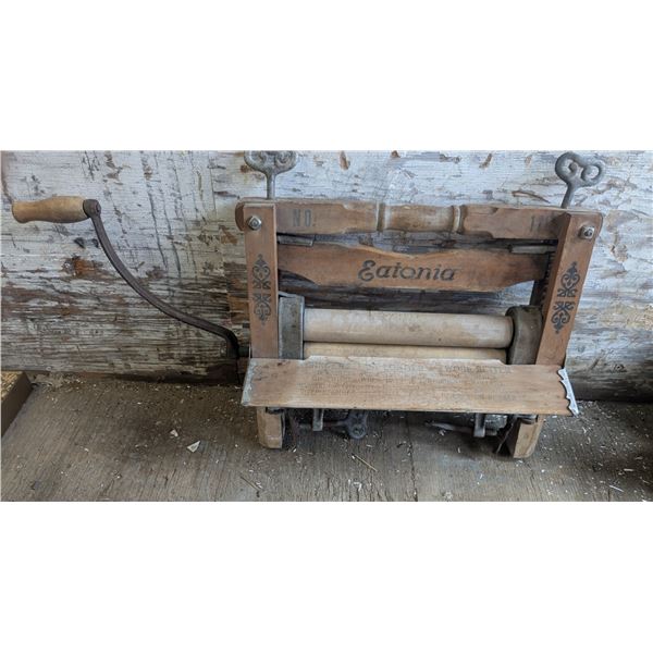 Vinatge Eaton clothes wringer