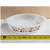 Image 5 : Vintage Pyrex Spring Blossom Casserole Dish Cover, (2) Vintage Milk Glass Casserole Dishes