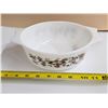 Image 8 : (2) Pyrex Brown Vine Casserole Dishes w/ Original Pyrex Amber Lids