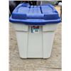 Image 4 : 22g Rubbermaid Tote w/ Rug Hooking Yarn/Supplies