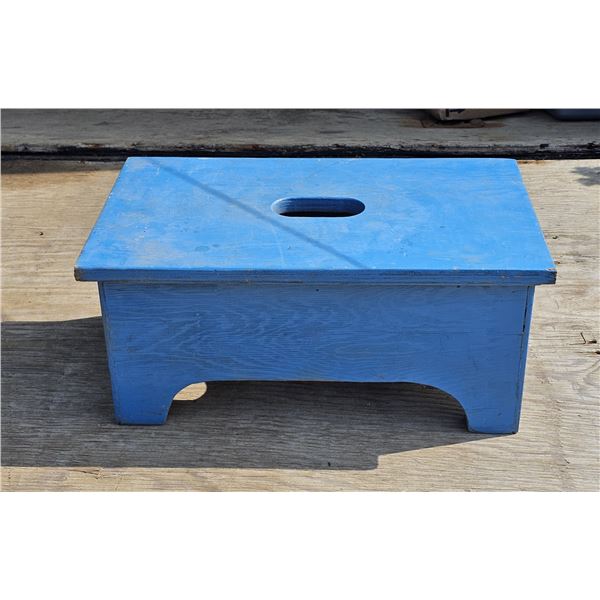 Sturdy Blue Wooden Step Stool – 18 ½ x 11 ¾ x 8 ¼”h