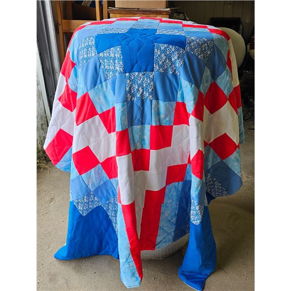 Vintage Quilt (Approx 75” x 85”) in Like New Carry Bag/Tote