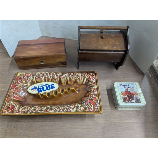 Mixed decor, wood boxes, ashtray, etc
