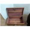 Image 4 : Mixed decor, wood boxes, ashtray, etc