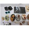 Image 2 : Lot of Brooches