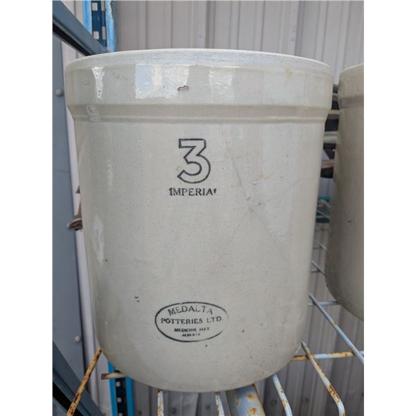*Cracked* 3 gallon medalta crock, *see photos*