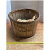 Image 1 : Wooden basket and christmas lights