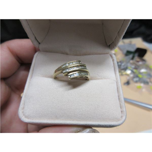 10k beautiful gold ring- size- 7.5 or 8