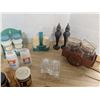 Image 6 : Salt and pepper shakers