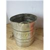 Image 2 : Vintage Orange Flour Shifterand Vintage Metal Flour Shifter