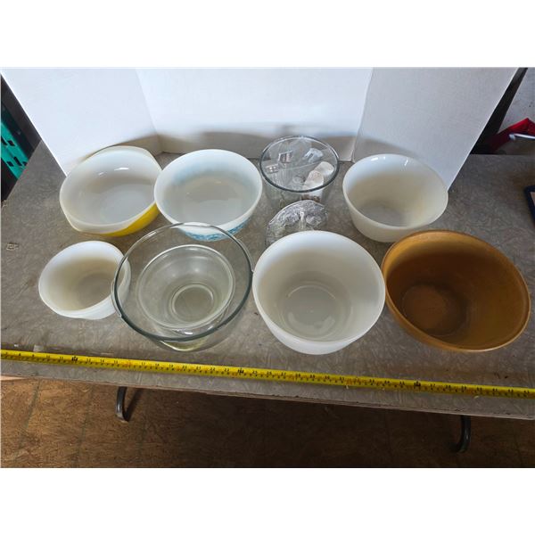 Lot of bowls- some are pyrex