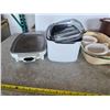 Image 2 : Lot of misc kitchenware
