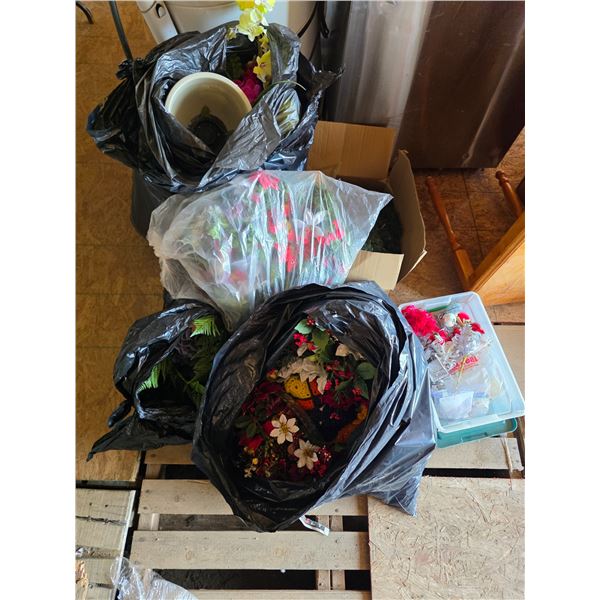 Lot of fake plant décor items