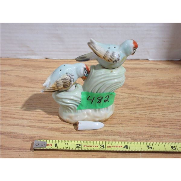 (3) Piece Parrot Salt and Pepper Shaker