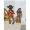 Image 2 : Carved wood décor, cowboys and basket