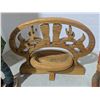 Image 4 : Carved wood décor, cowboys and basket