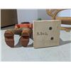 Image 5 : Carved wood décor, cowboys and basket