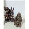 Image 2 : Carved wood décor, people